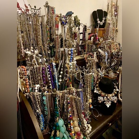 Vintage Estate Costume Jewelry 5 LB Lots, Signed And Unsigned, All wearable - Picture 7 of 16